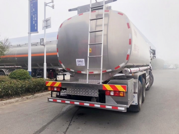 Shacman 8x4 28000L Aluminium alloy fuel tank truck