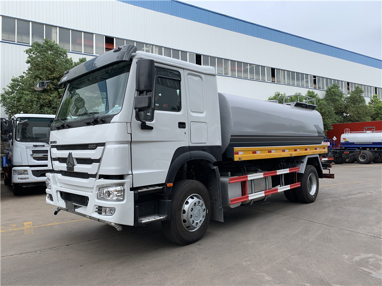 SINOTRUK HOWO 4x2 15000L Water Tank Truck