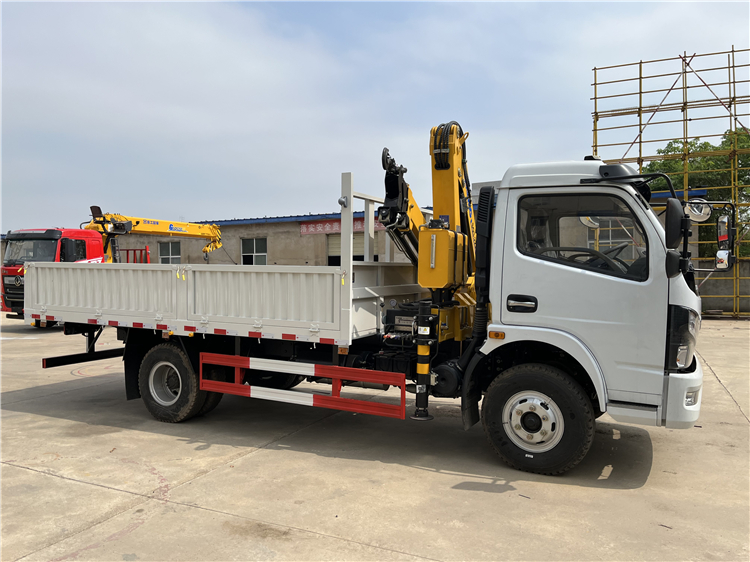 Dongfeng CAPTAIN RHD 4x2 Truck With 3.2T Folding Crane