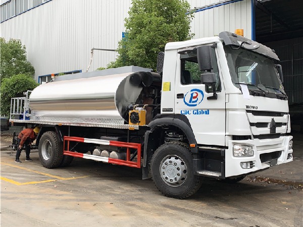 SINOTRUK HOWO 4x2 10m3 Asphalt Distributor Truck