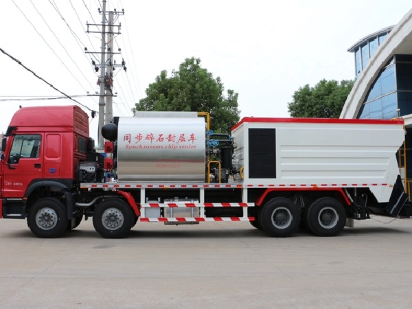 SINOTRUK HOWO 8x4 Asphalt Gravel Synchronous Chip Sealer Truck