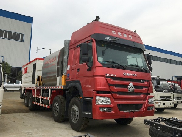 SINOTRUK HOWO 8x4 Asphalt Gravel Synchronous Chip Sealer Truck