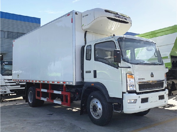 SINOTRUK HOWO 4x2 8-10T Refrigerated Truck