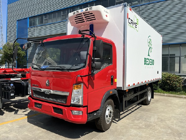 HOWO 4x2 3-5T Refrigerator Truck