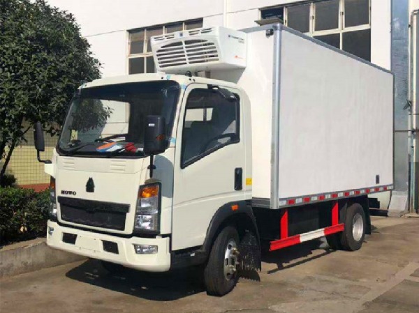 HOWO 4x2 3-5T Refrigerator Truck