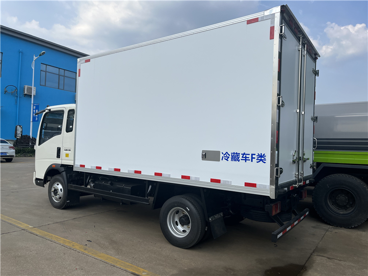 HOWO RHD 4x2 Small Refrigerated Van Truck