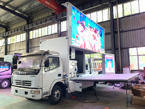 Dongfeng DLK 4x2 LED Advertising Truck