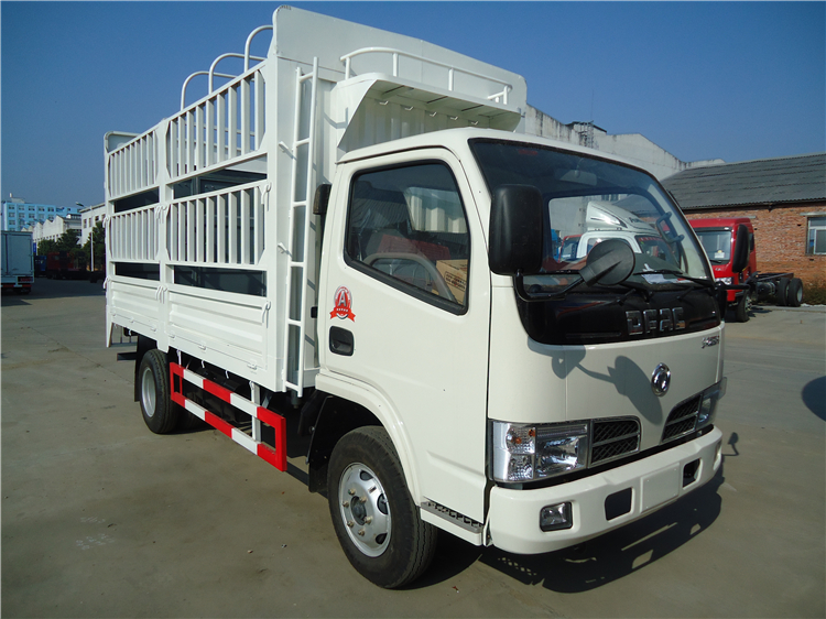 Dongfeng 4x2 4-5T Cows Transport Fence Cargo Truck