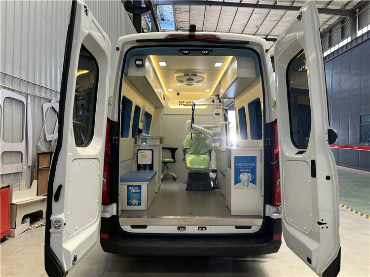 SAIC MAXUS 4x2 Mobile Dental Clinic Car