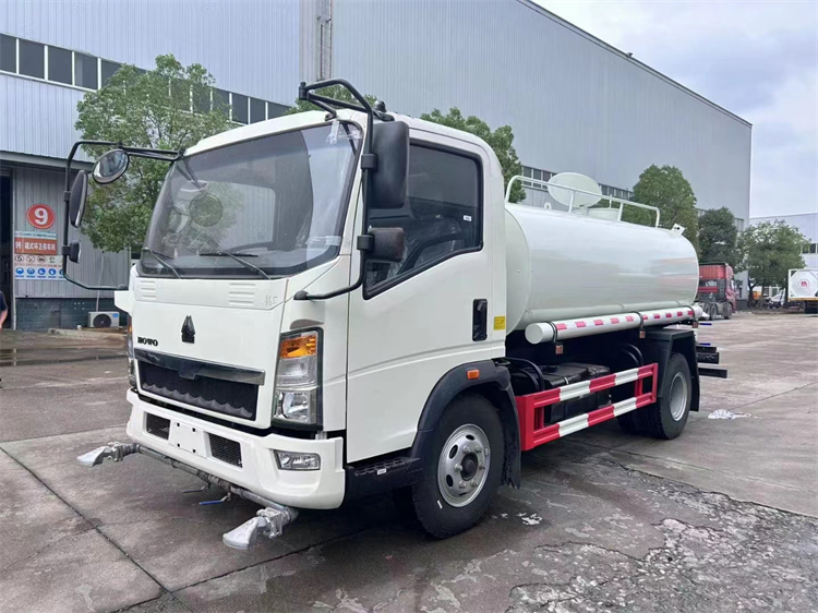 HOWO 4x2 6000-7000L Water Tank Truck