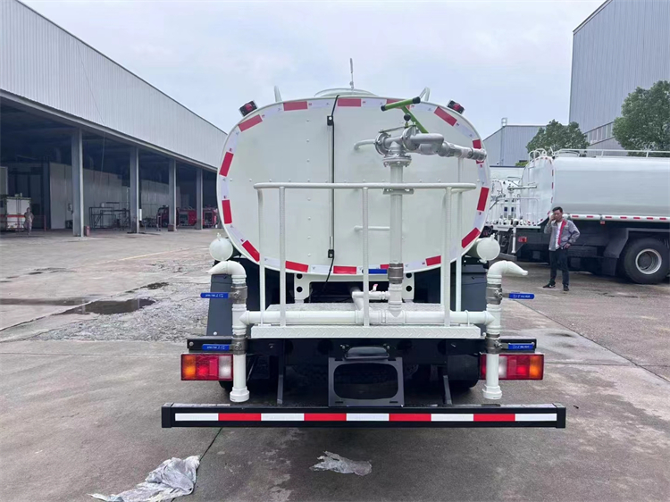 HOWO 4x2 6000-7000L Water Tank Truck