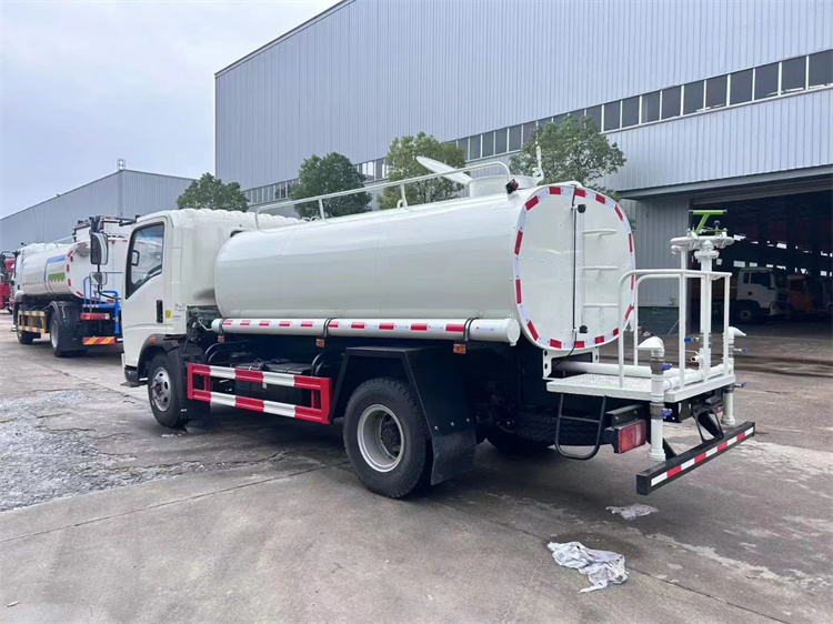 HOWO 4x2 6000-7000L Water Tank Truck